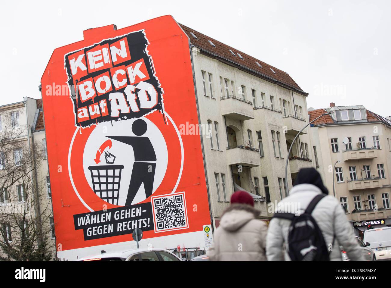 Kein Bock auf AfD , Wandbild in Neukölln, Berlin, 01.02.2025 Kein Bock auf AfD / Wählen gehen - gegen rechts lautet der Text eines überdimensionalen Wandbilds auf einer Hauswand an der Karl-Marx-Straße in Berlin Neukölln. Angefertigt wurde das Bild wurde von der seit 2016 bestehenden Initiative Kein Bock auf Nazis . Berlin, 01.02.2025 Berlin *** Kein Bock auf AfD , mural in Neukölln, Berlin, 01 02 2025 Kein Bock auf AfD Wählen gehen gegen rechts is the text of an oversized mural on the wall of a building on Karl Marx Straße in Berlin Neukölln The mural was created by the Kein Bock auf Nazis in Stock Photo