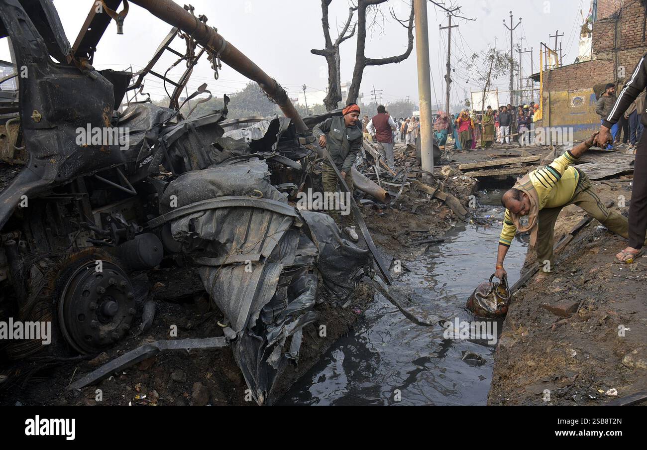 GHAZIABAD, INDIA - FEBRUARY 1: A truck laden with LPG gas cylinders ...