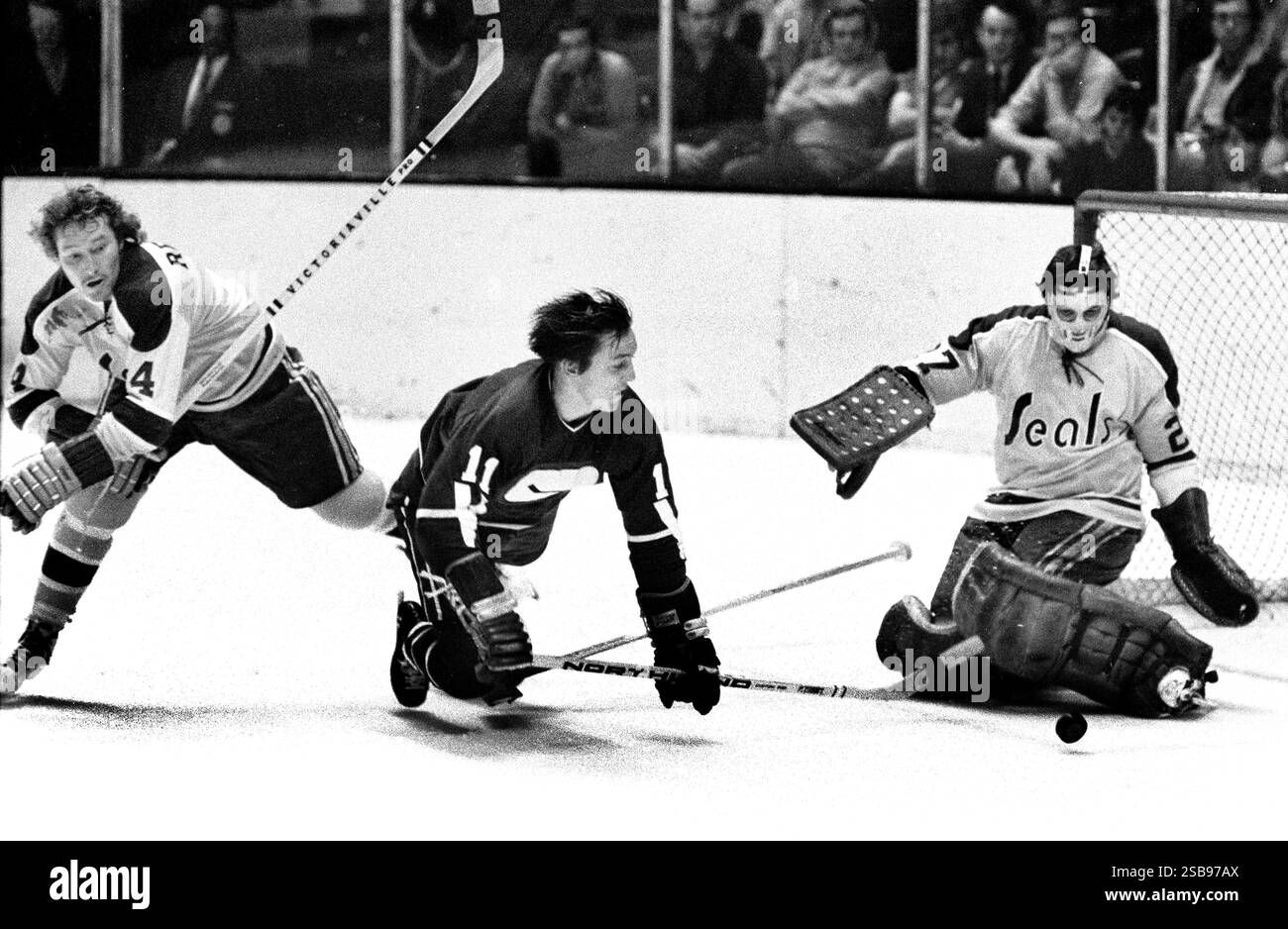 Vancouver Canucks Wayne Maki (11) tries to score on California Golden ...