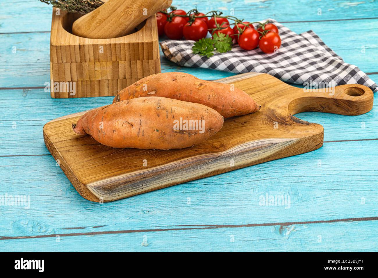 Ripe raw batat unpeeled roots - sweet potato Stock Photo - Alamy