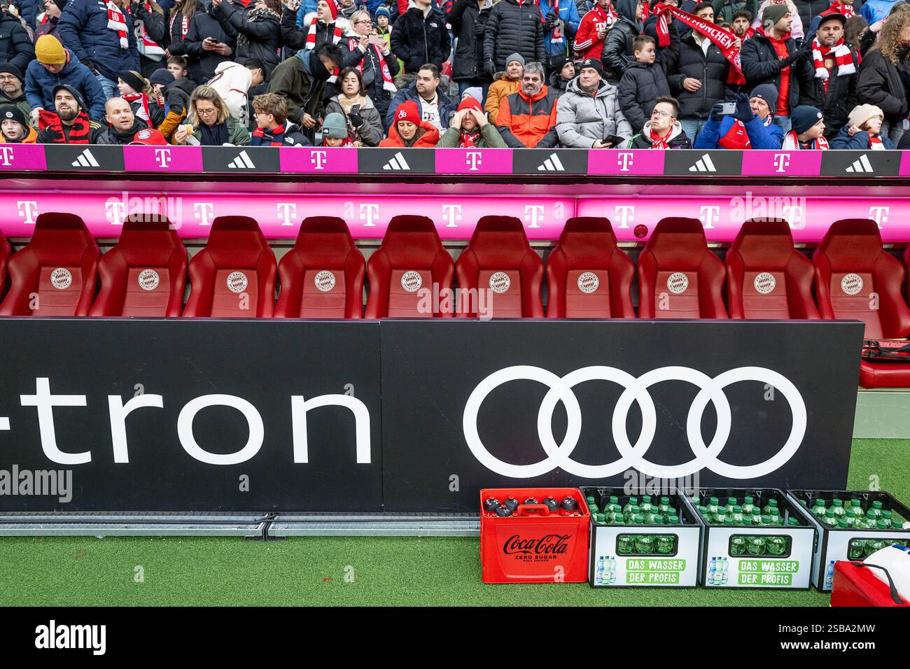 Leere Ersatzbank / Bank mit Sitzen und Logo des FC Bayern Muenchen ...