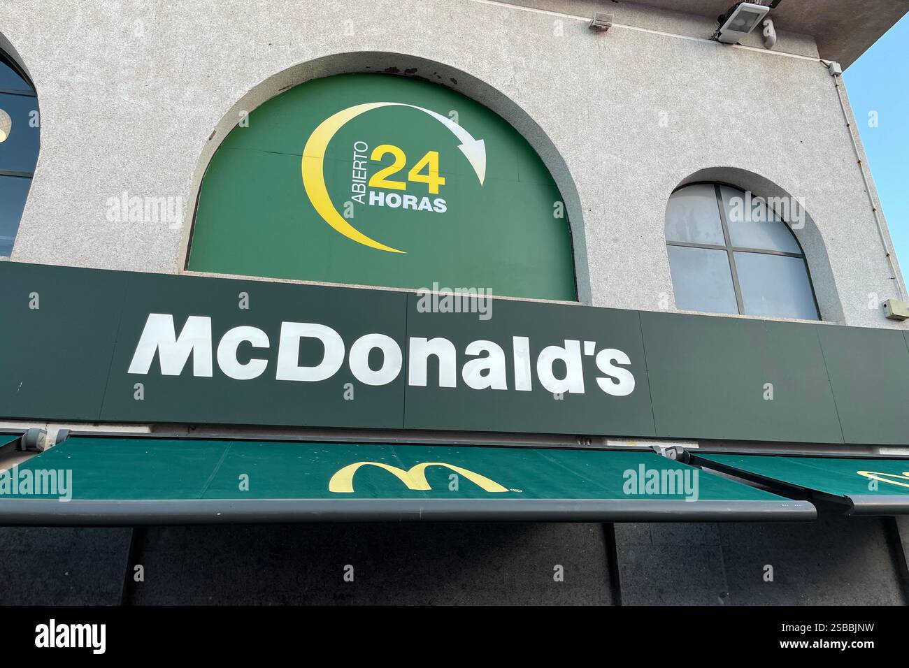 Mcdonalds open 24 hours signage hi-res stock photography and images - Alamy