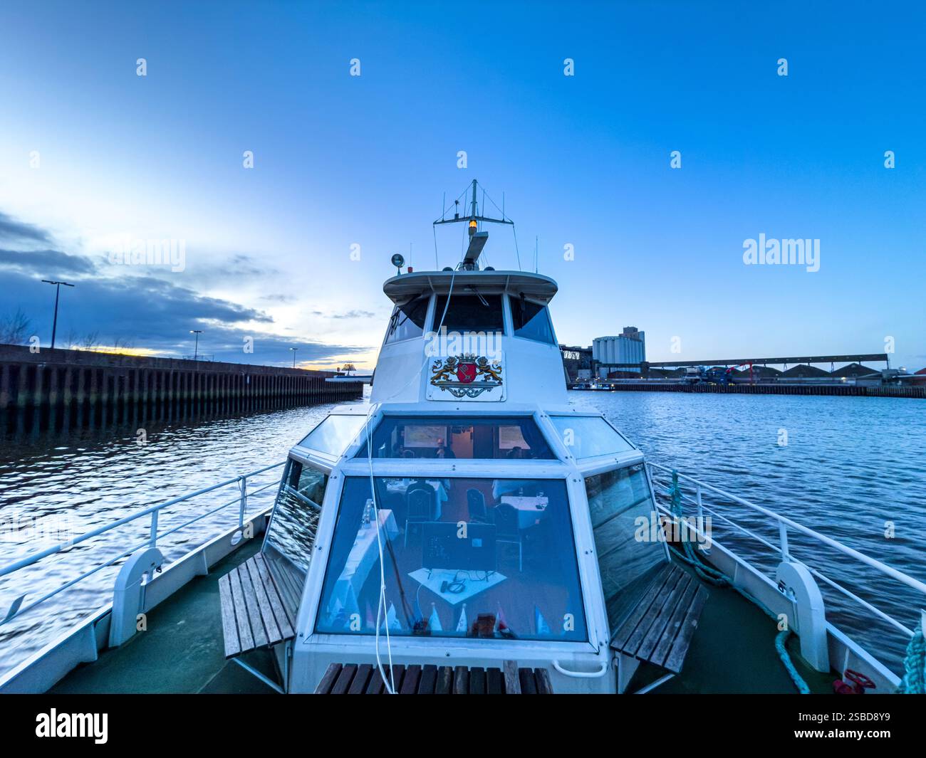 Weser Bremen 29 01 2025 Blick Auf Das Schiff MS Senator Blauer weser-bremen-29-01-2025-blick-auf-das-schiff-ms-senator-blauer