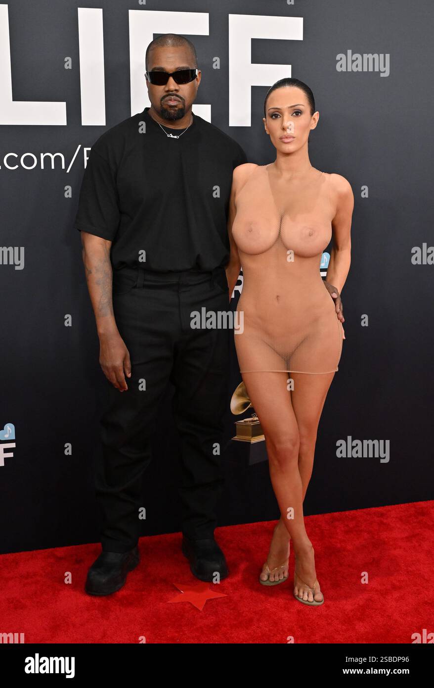 Negligelarda katta kokraklar