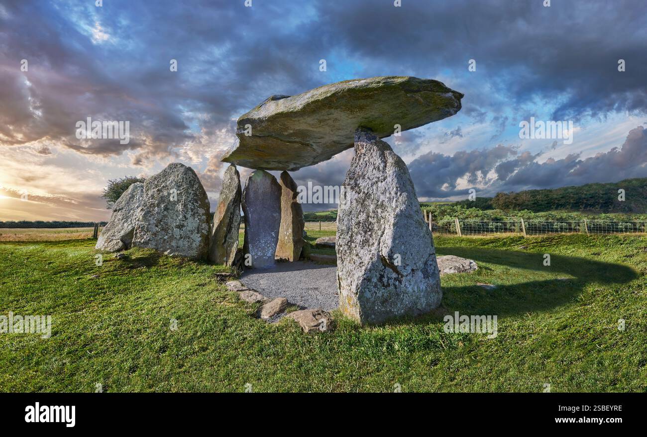 Pentre Ifan a Neolithic megalitic stone burial chamber dolmen built about 3500 BC in the parish of Nevern, Pembrokeshire, Wales.  Pentre Ifan (transla Stock Photo