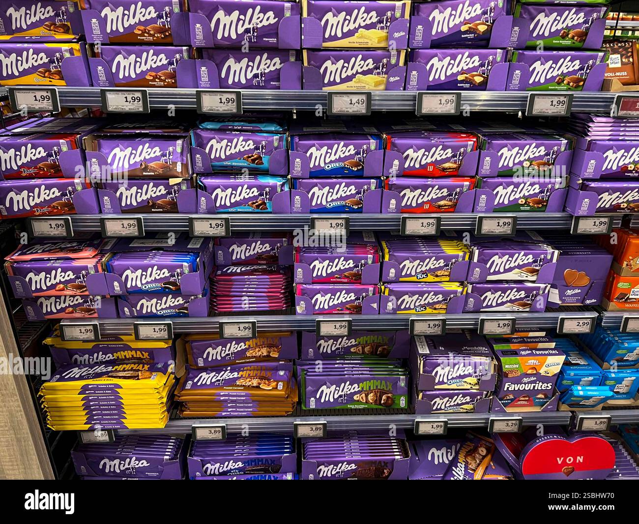 Symbolfoto - Milka Schokolade - Regale im Supermarkt Disconter mit ...
