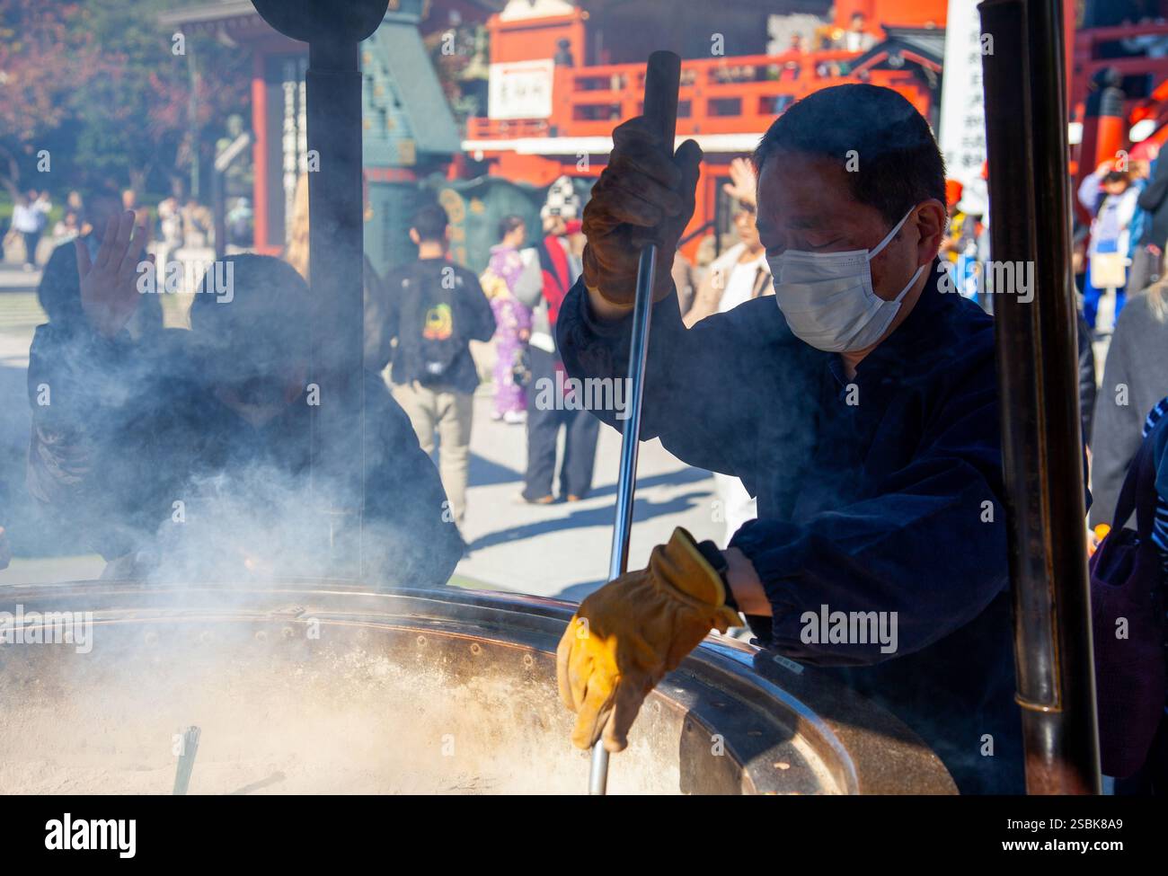 People pray temple joss stick hi-res stock photography and images - Alamy