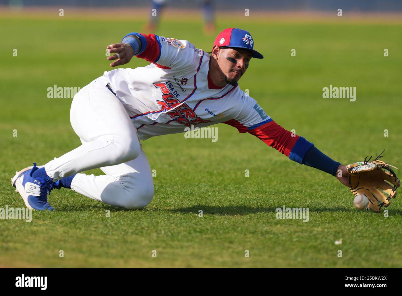 Puerto Rico's Edwin Díaz dives for the ball during a Caribbean Series