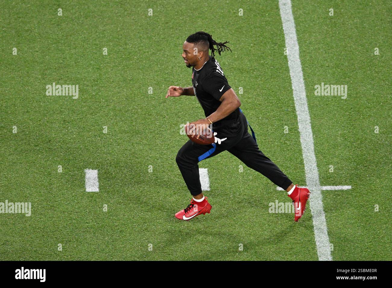 NFC running back Bijan Robinson (7), of the Atlanta Falcons, runs