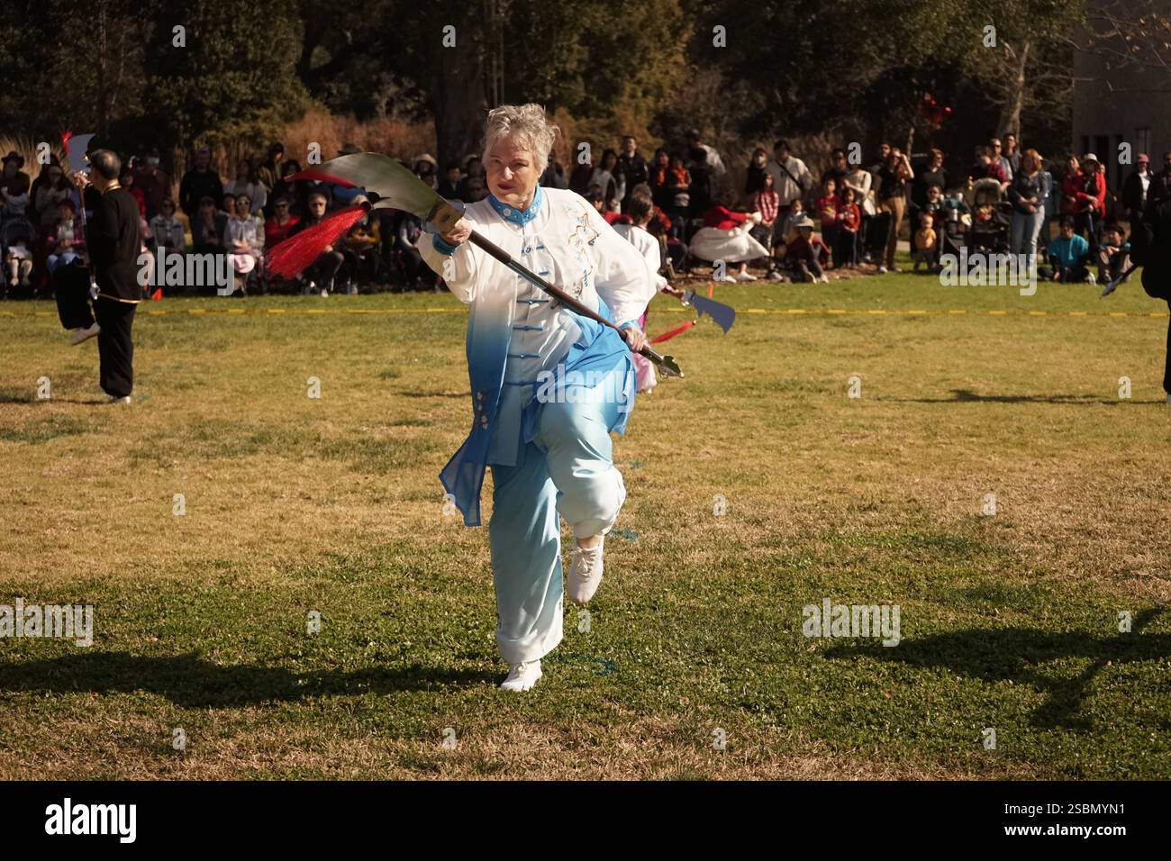 (250204) LOS ANGELES, Feb. 4, 2025 (Xinhua) A woman performs