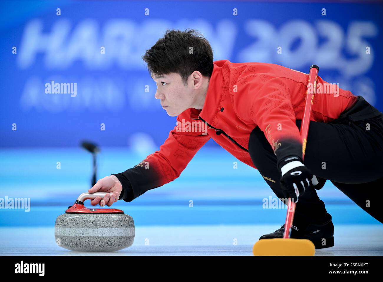 (250204) -- HARBIN, Feb. 4, 2025 (Xinhua) -- Wang Zhiyu of China ...