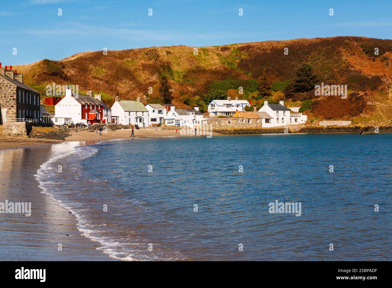 View along the seashore to Ty Coch Inn and white seafront cottages on ...