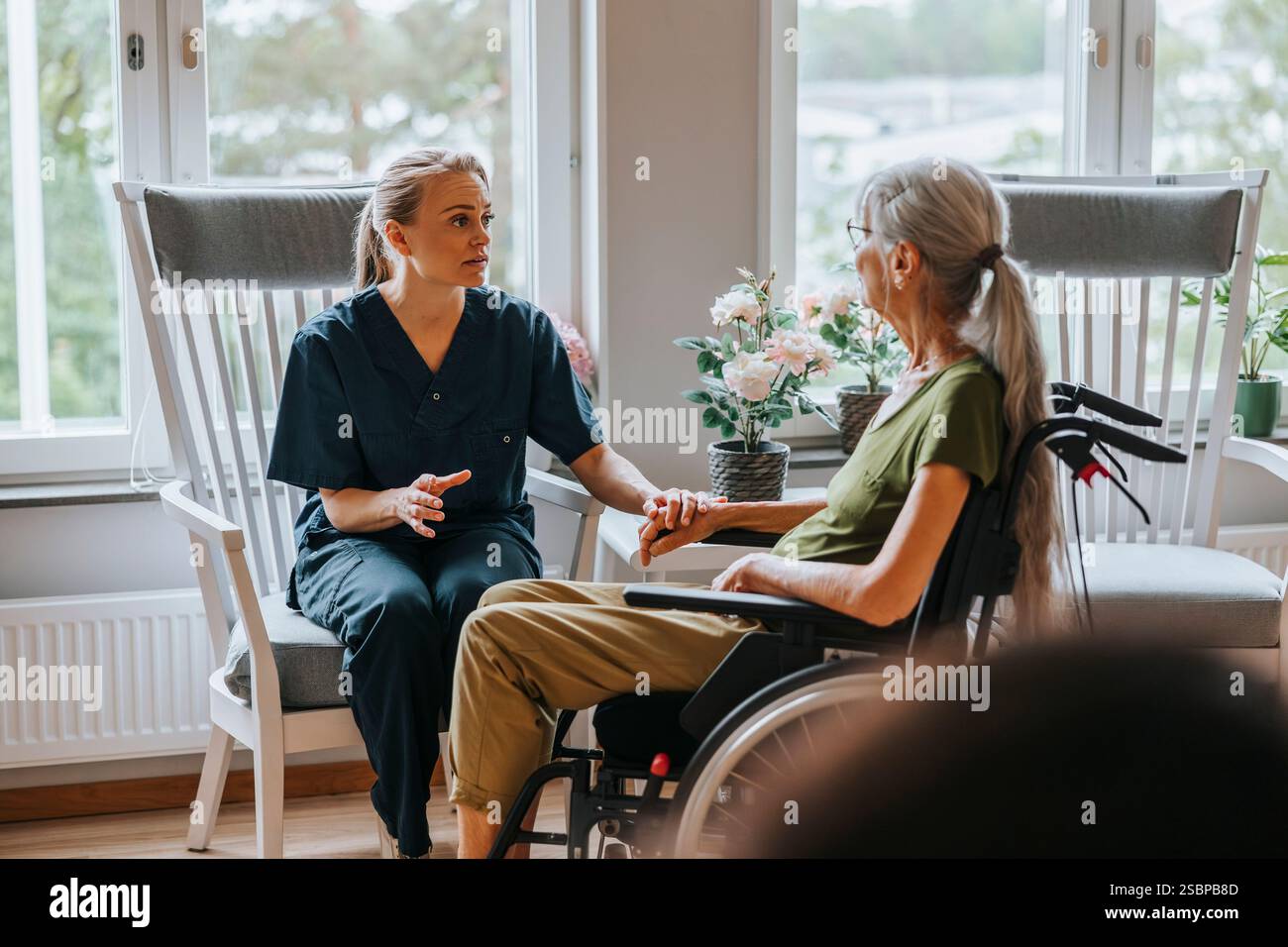 Elderly care worker hi-res stock photography and images - Alamy