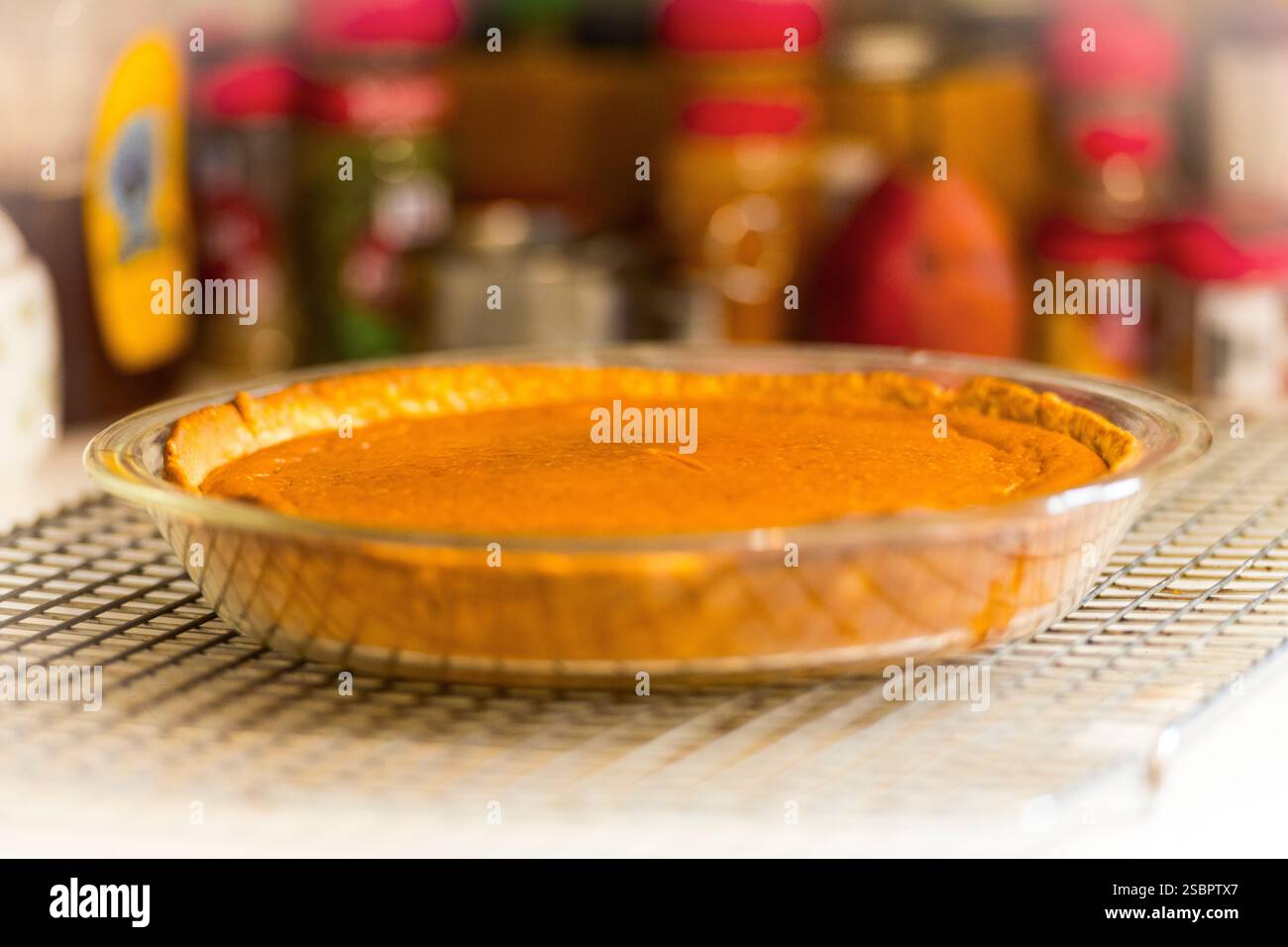 Pumpking pie on cooling rack hi-res stock photography and images - Alamy