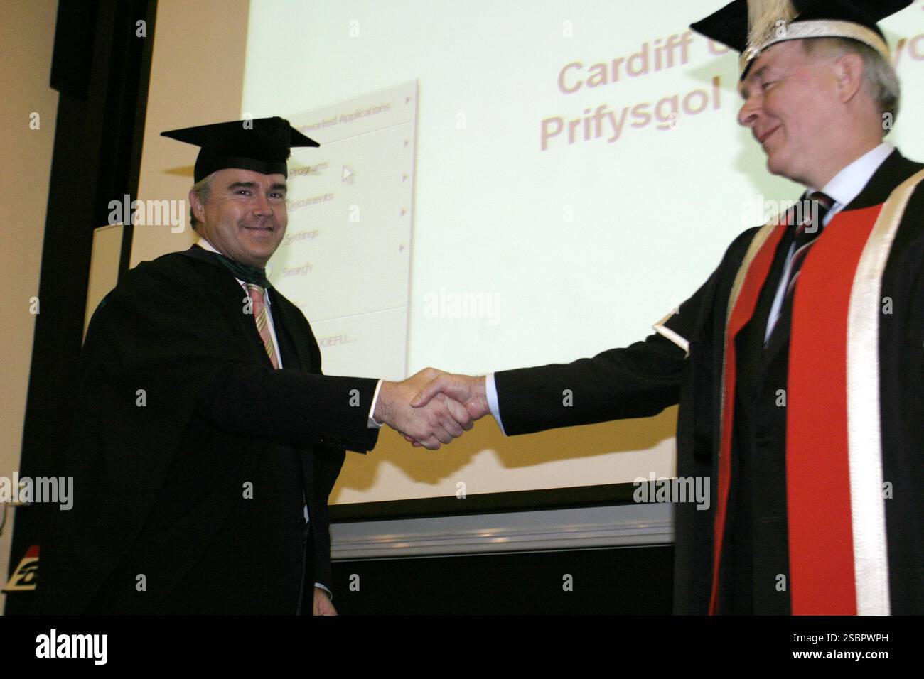CARDIFF UNIVERSITY RECOGNISES HUW EDWARDS'S CONTRIBUTION TO BROADCASTING IN THE UK AND LONG TERM COMMITMENT TO THE UNIVERSITY AND ITS JOURNALISM SCHOOL WITH AN HONOURARY PROFESSORSHIP DURING A CEREMONY AT THE UNIVERSITY ON THURSDAY 25TH JANUARY VICE CHANCELLOR DR DAVID GRANT IN BACKGROUND Stock Photo