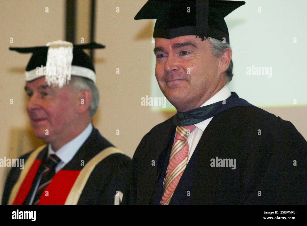 CARDIFF UNIVERSITY RECOGNISES HUW EDWARDS'S CONTRIBUTION TO BROADCASTING IN THE UK AND LONG TERM COMMITMENT TO THE UNIVERSITY AND ITS JOURNALISM SCHOOL WITH AN HONOURARY PROFESSORSHIP DURING A CEREMONY AT THE UNIVERSITY ON THURSDAY 25TH JANUARY VICE CHANCELLOR DR DAVID GRANT IN BACKGROUND Stock Photo