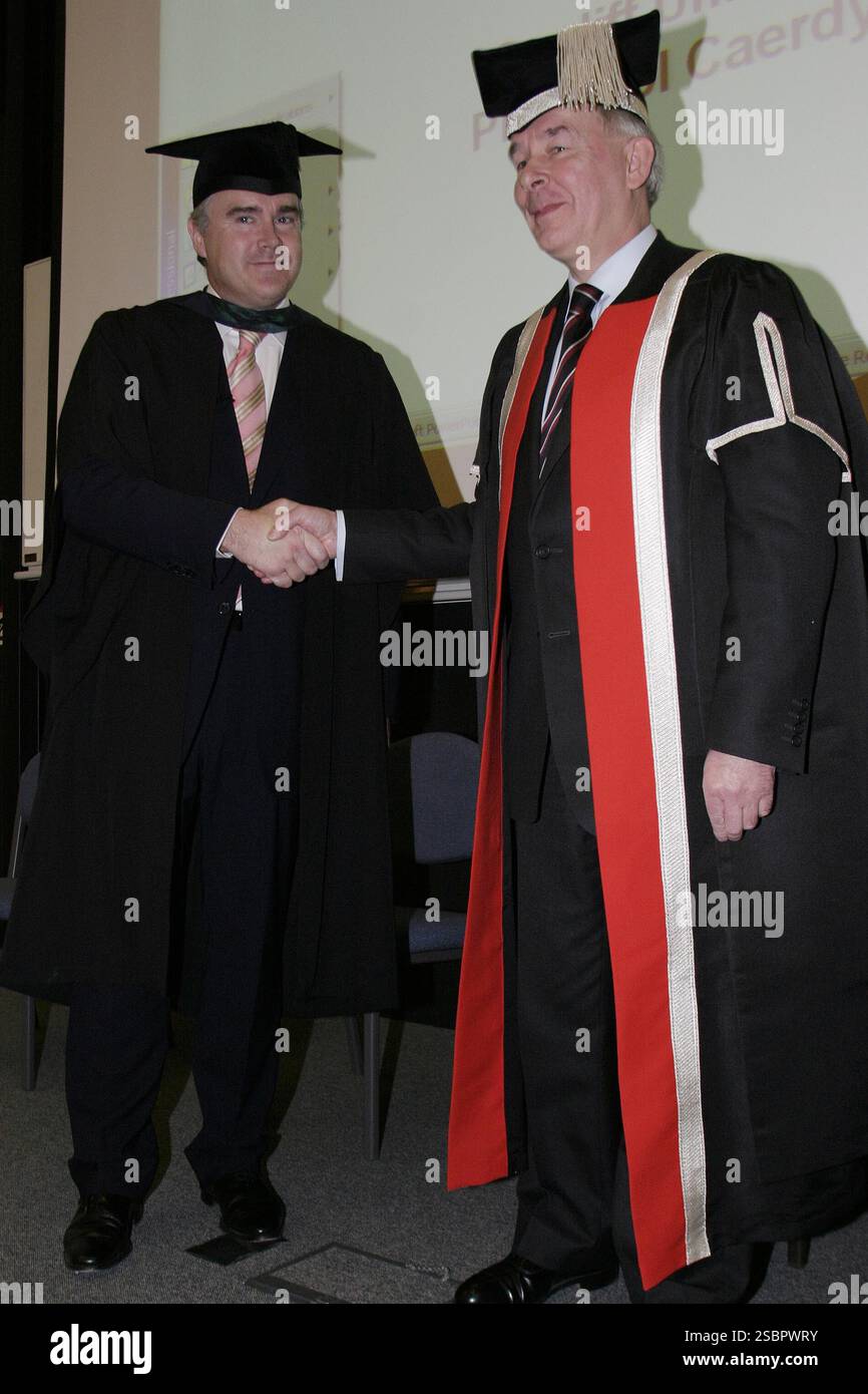 CARDIFF UNIVERSITY RECOGNISES HUW EDWARDS'S CONTRIBUTION TO BROADCASTING IN THE UK AND LONG TERM COMMITMENT TO THE UNIVERSITY AND ITS JOURNALISM SCHOOL WITH AN HONOURARY PROFESSORSHIP DURING A CEREMONY AT THE UNIVERSITY ON THURSDAY 25TH JANUARY VICE CHANCELLOR DR DAVID GRANT IN BACKGROUND Stock Photo