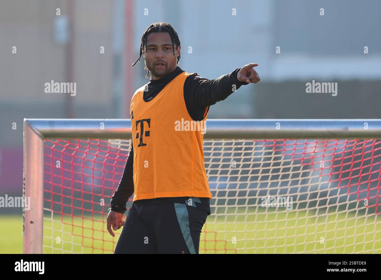 Muenchen, Deutschland. 04th Feb, 2025. Serge Gnabry (FC Bayern Muenchen, #07) zeigend beim Training, GER, Oeffentliches Training, FC Bayern Muenchen, Fussball, Saison 2024/2025, 04.02.2025, Foto: Eibner-Pressefoto/Jenni Maul Credit: dpa/17�Թ����� Live News Stock Photo