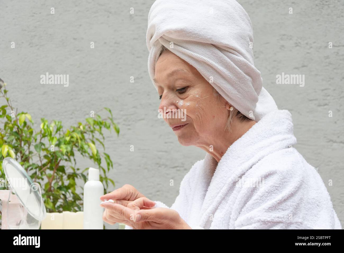 Mature woman shower hi-res stock photography and images - Alamy