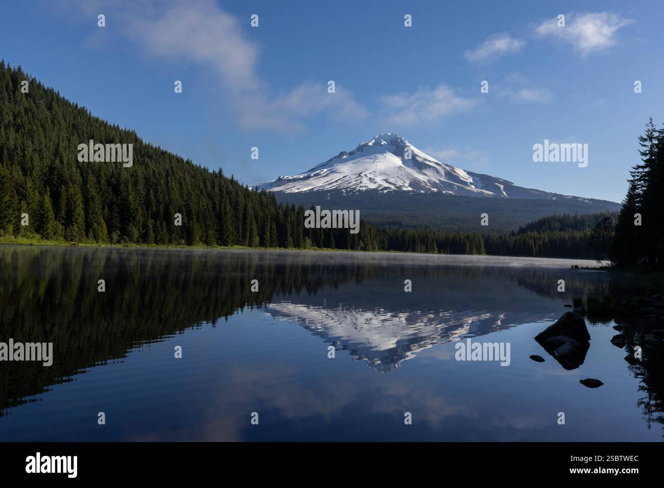 Mount Hood reflected in Trillium Lake in Oregon. Mt Hood, Mount Hood ...