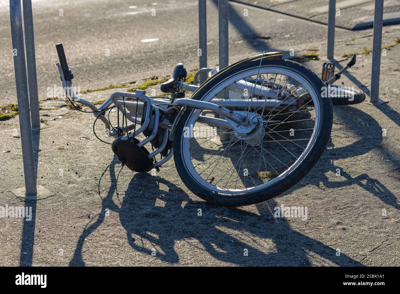 Damaged bicycle lying on the ground hi-res stock photography and images ...