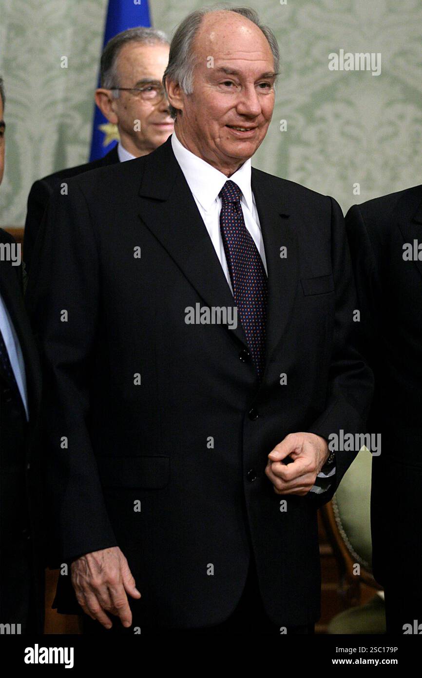 Roma, Italia. 23rd Dec, 2004. © Roberto Monaldo/LaPresse 23-12-2004 Roma Politica Palazzo Chigi - Firma protocollo d'intesa per la gestione della cessione dell' Aeroporto di Olbia alla societa' Aeroporti Sardi Spa Nella foto Il Principe Karim Aga Khan e il Presidente del Consiglio Silvio Berlusconi Credit: LaPresse/Alamy Live News Stock Photo