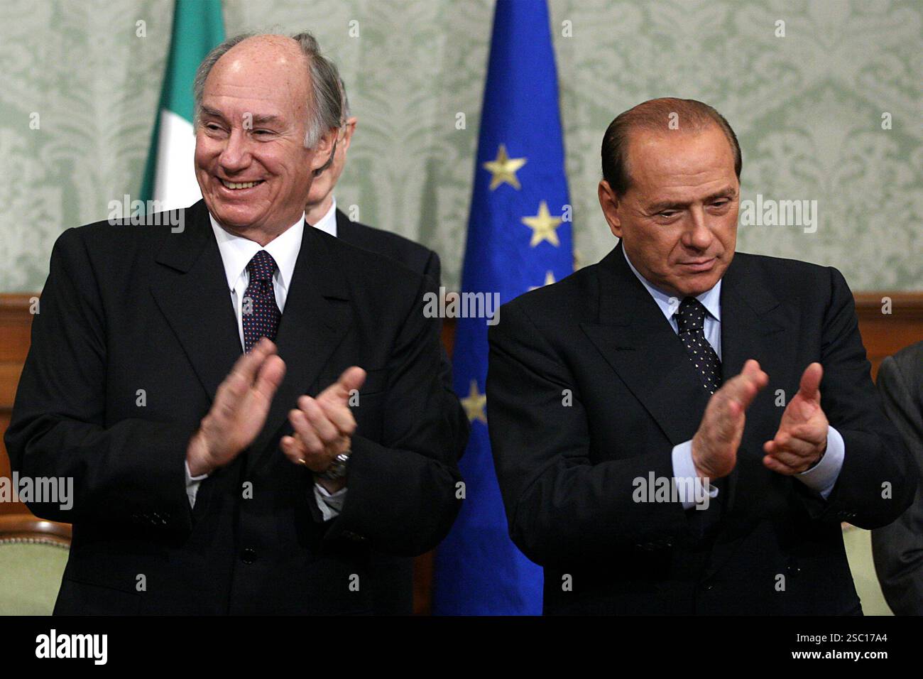 Roma, Italia. 23rd Dec, 2004. © Roberto Monaldo/LaPresse 23-12-2004 Roma Politica Palazzo Chigi - Firma protocollo d'intesa per la gestione della cessione dell' Aeroporto di Olbia alla societa' Aeroporti Sardi Spa Nella foto Il Principe Karim Aga Khan e il Presidente del Consiglio Silvio Berlusconi Credit: LaPresse/Alamy Live News Stock Photo