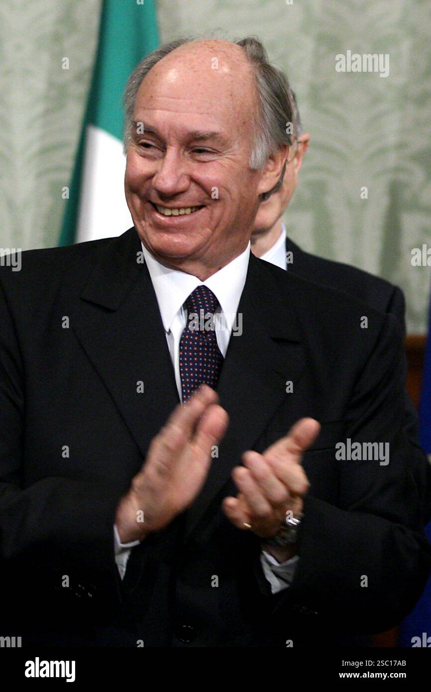 Roma, Italia. 23rd Dec, 2004. © Roberto Monaldo/LaPresse 23-12-2004 Roma Politica Palazzo Chigi - Firma protocollo d'intesa per la gestione della cessione dell' Aeroporto di Olbia alla societa' Aeroporti Sardi Spa Nella foto Il Principe Karim Aga Khan Credit: LaPresse/Alamy Live News Stock Photo