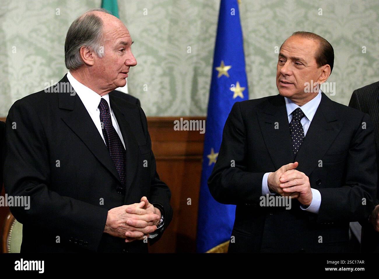 Roma, Italia. 23rd Dec, 2004. © Roberto Monaldo/LaPresse 23-12-2004 Roma Politica Palazzo Chigi - Firma protocollo d'intesa per la gestione della cessione dell' Aeroporto di Olbia alla societa' Aeroporti Sardi Spa Nella foto Il Principe Karim Aga Khan e il Presidente del Consiglio Silvio Berlusconi Credit: LaPresse/Alamy Live News Stock Photo