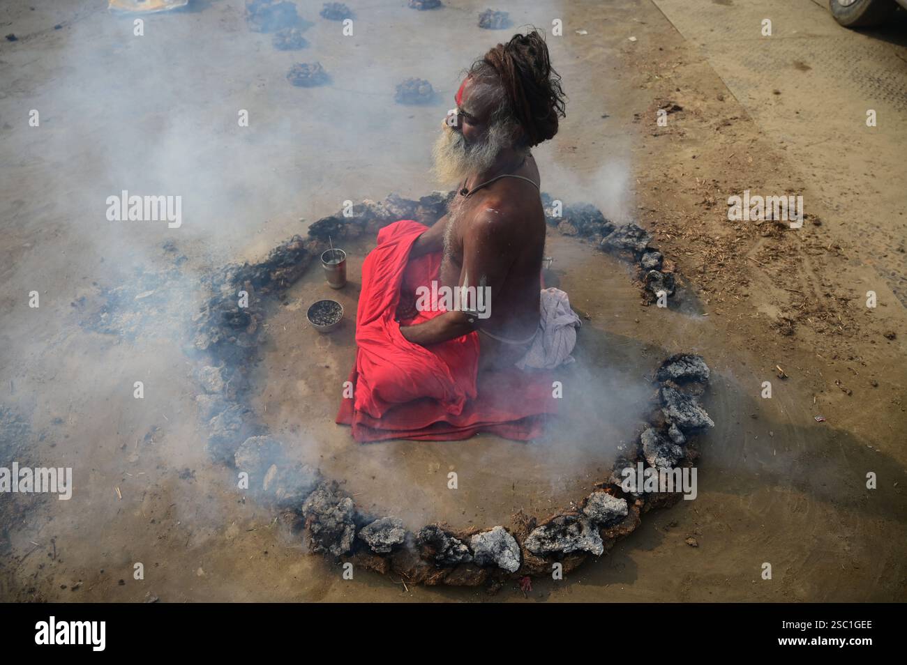 Prayagraj, Uttar Pradesh, India. 5th Feb, 2025. Prayagraj: Sadhus ...