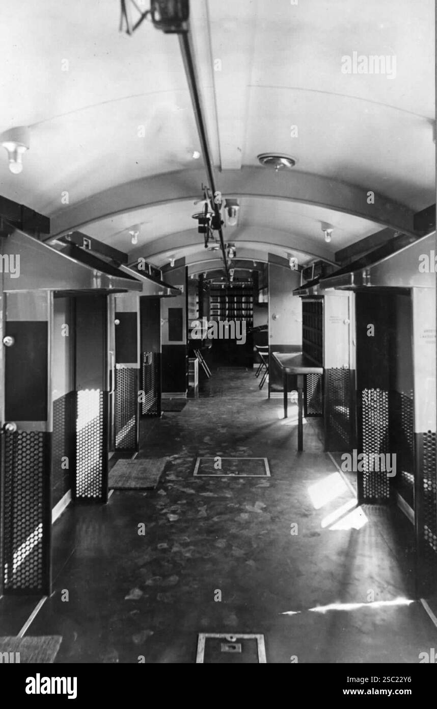 Interieur van een stroomlijnpostrijtuig (Pec) uit de serie NS P 8501 ...
