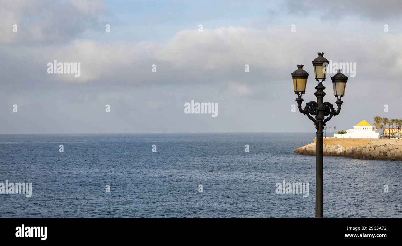 Cast iron antique street lights hi-res stock photography and images - Alamy