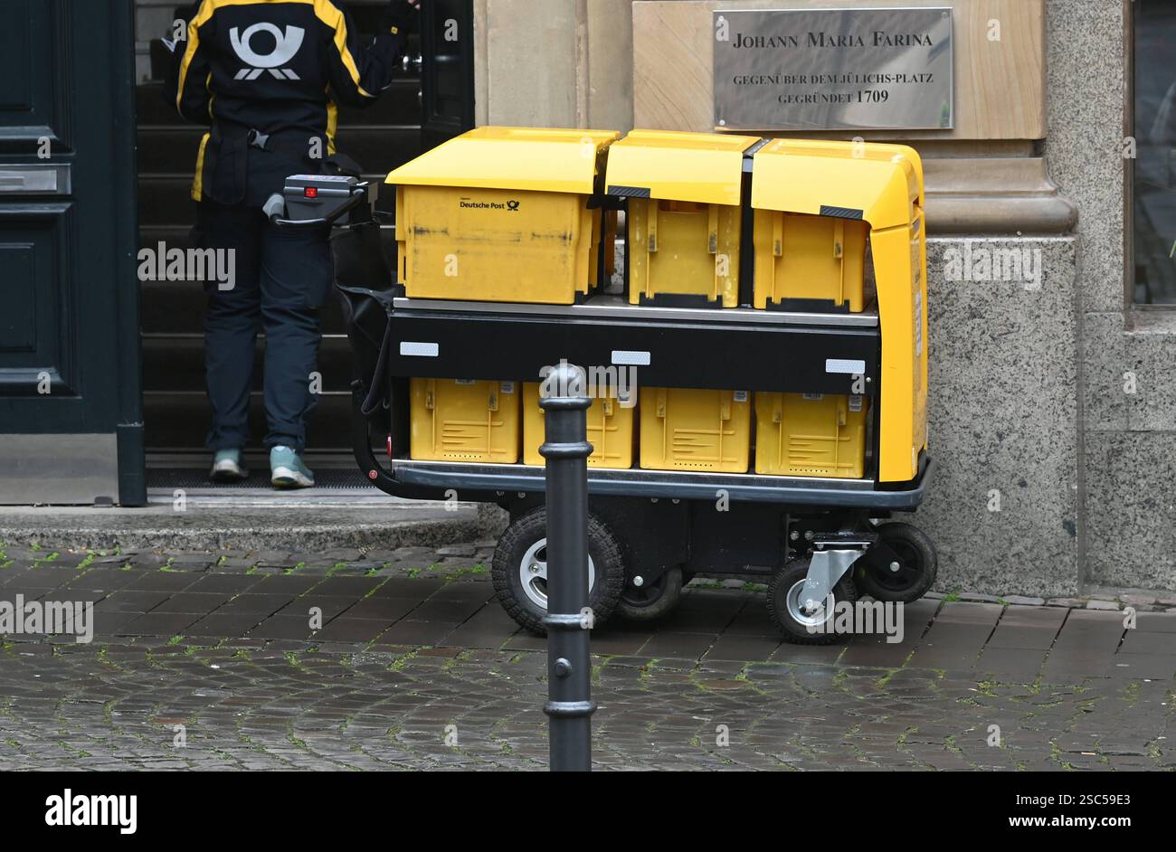 Ein Wagen, Postzustellwagen, Karre, für Deutsche Post DHL Brief Briefe ...