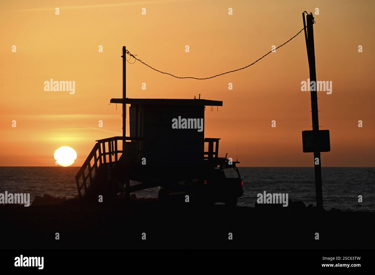 Sunset with lifeguard post at Venice Beach, Los Angeles, California ...