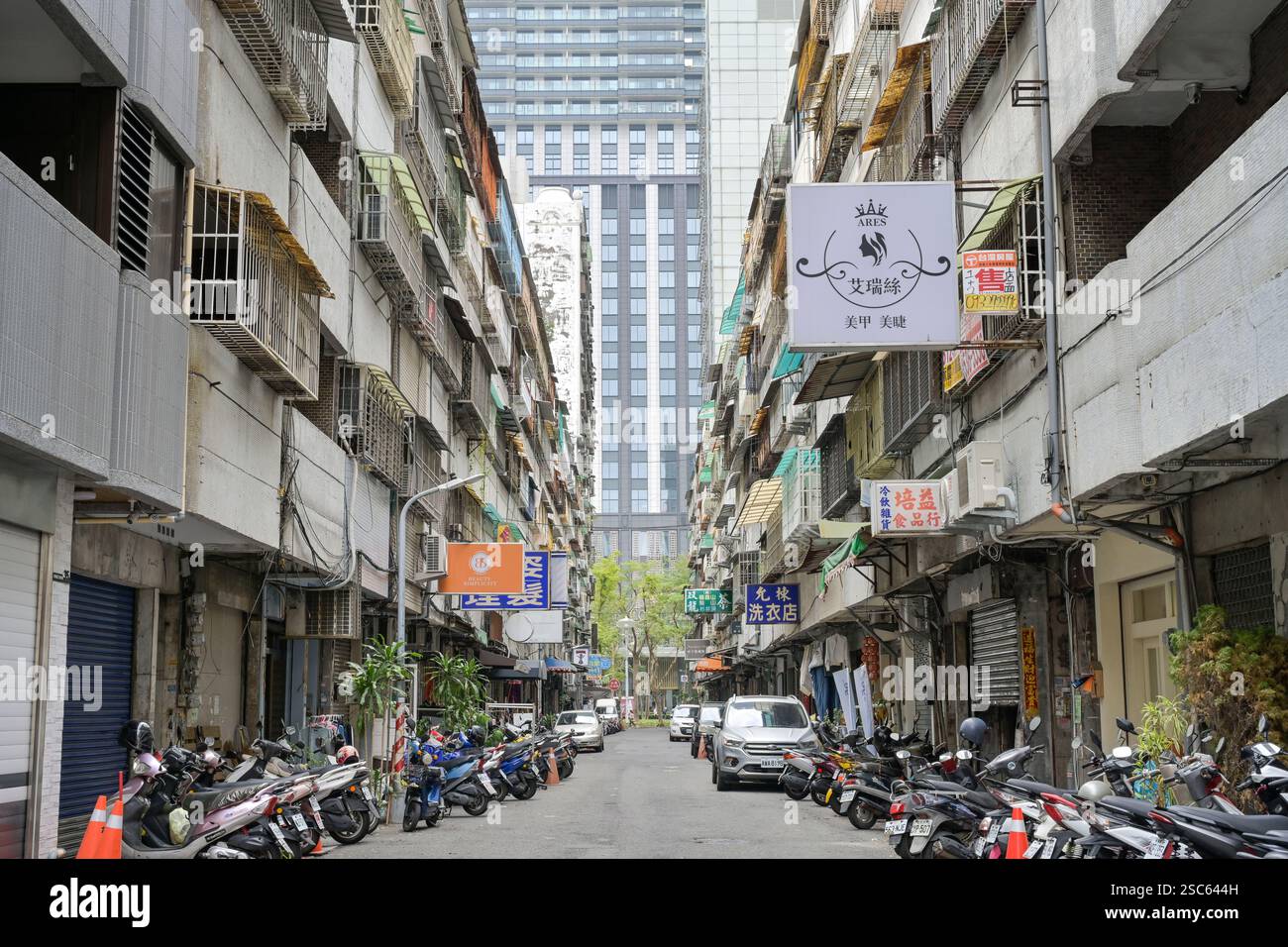 Häuserschlucht, Niedrige Bauten, Hochhaus, Lane 28, Xinguang Rd, Lingya District, Kaohsiung, Taiwan Stock Photo