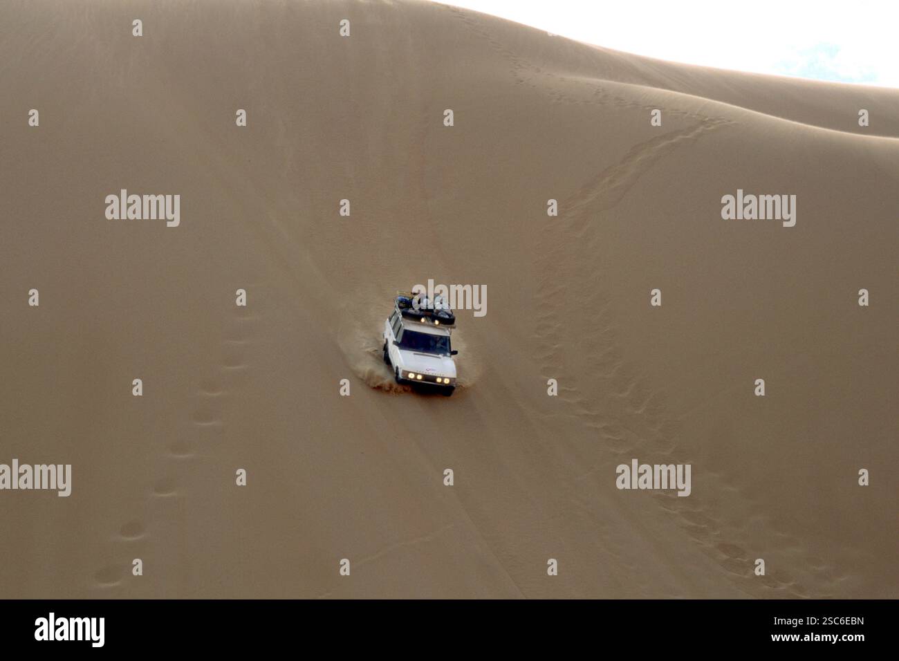 Sahara. Desert. Off-road. Range Rover. Africa. Libya Stock Photo - Alamy