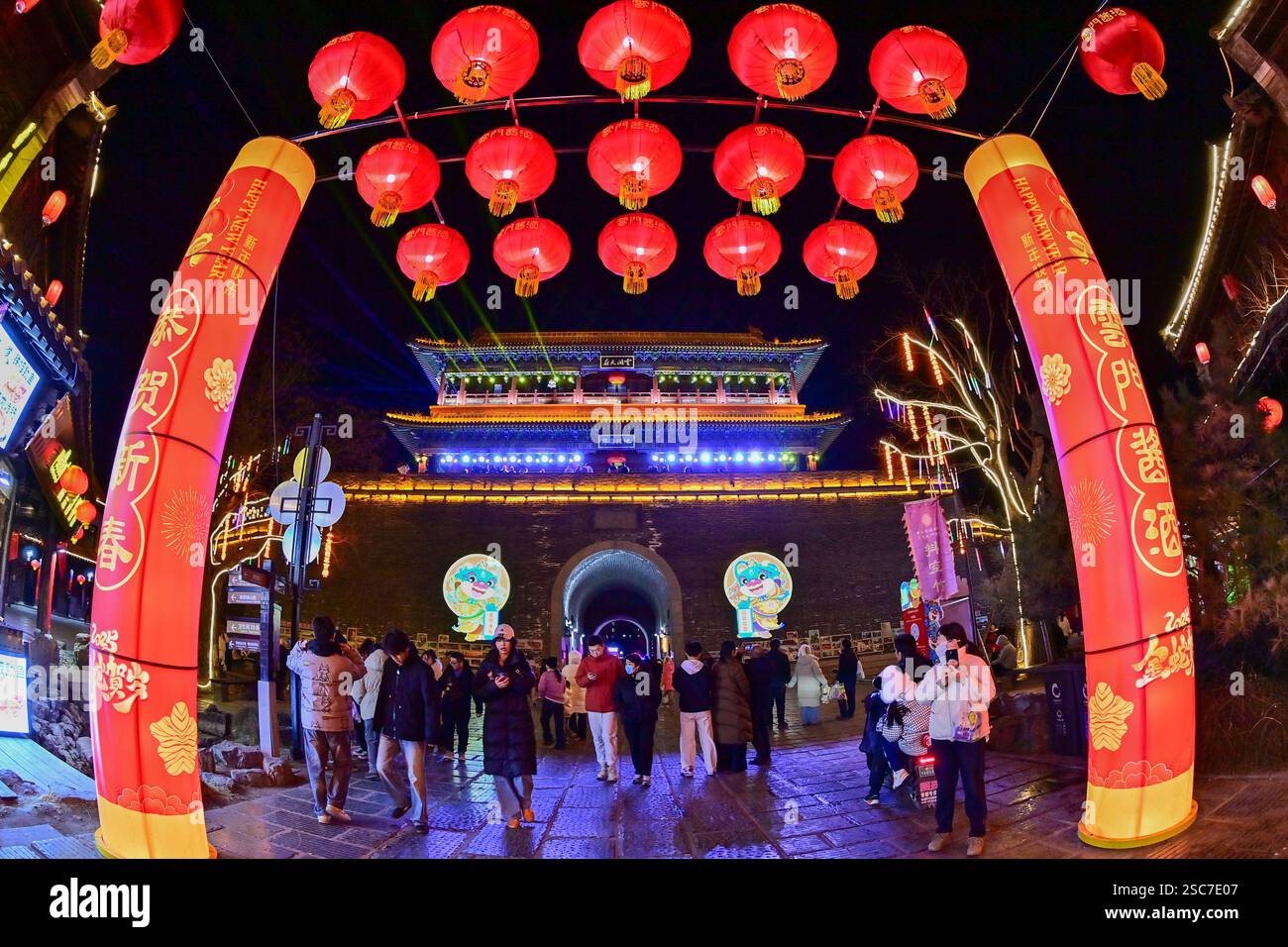 Qingzhou, China. 05th Feb, 2025. Tourists visit the Ancient city of Qingzhou in East China's Shandong province, in Qingzhou, China, on February 4, 2025. On February 5, the Ministry of Culture and Tourism announces the cultural and tourism market situation of the Spring Festival holiday in 2025. During the eight-day Spring Festival holiday, 501 million domestic trips are made in China, an increase of 5.9%. China's domestic travel spending totals 677.02 billion yuan, up 7.0 percent year on year. (Photo by Costfoto/NurPhoto) Credit: NurPhoto SRL/Alamy Live News Stock Photo