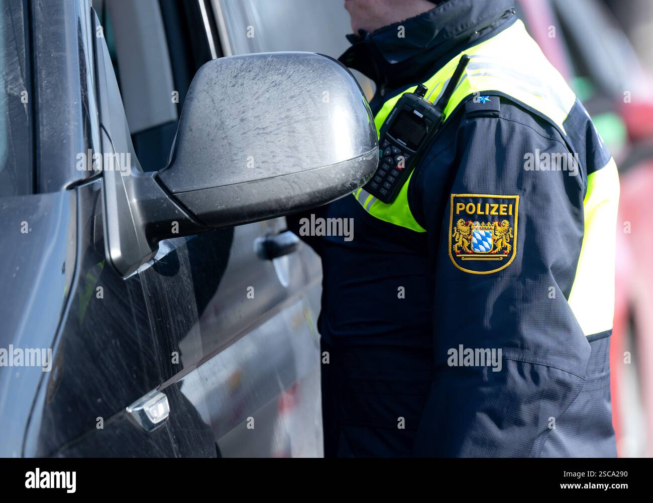 Oberaudorf, Germany. 06th Feb, 2025. Police officers check vehicles ...