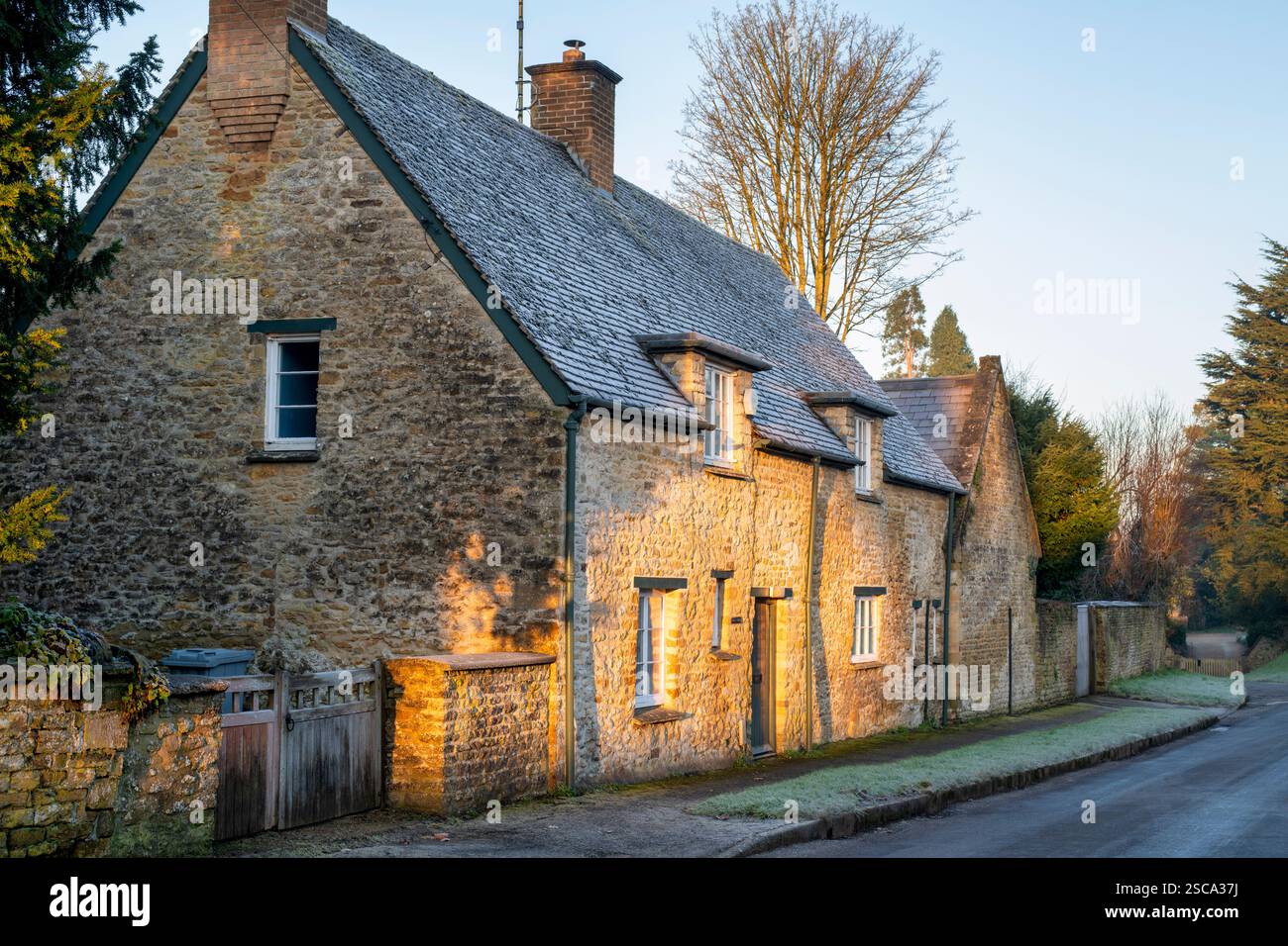 Cottage in the frost at sunrise. Sandford St Martin, Oxfordshire, England Stock Photo