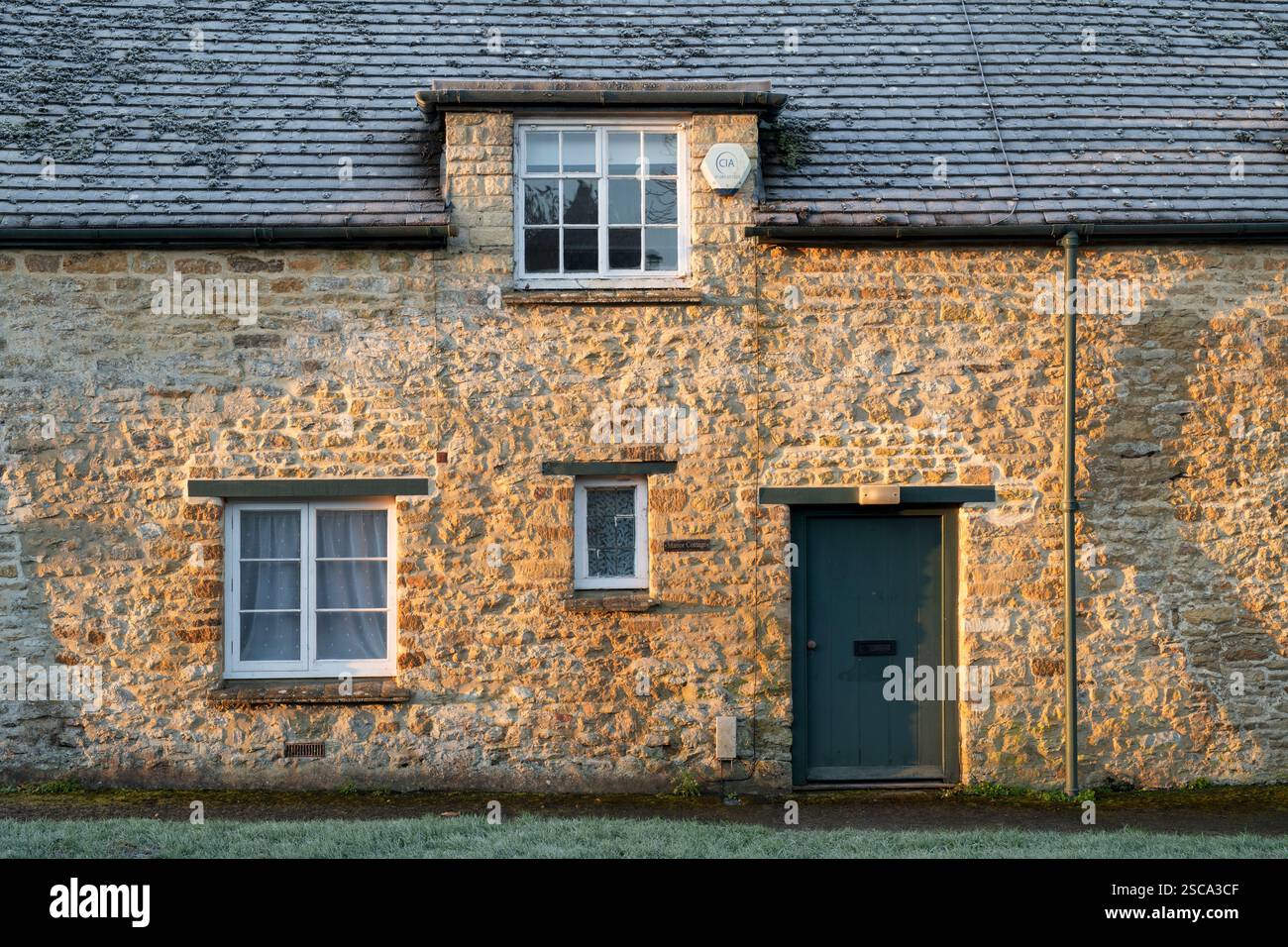 Cottage in the frost at sunrise. Sandford St Martin, Oxfordshire, England Stock Photo
