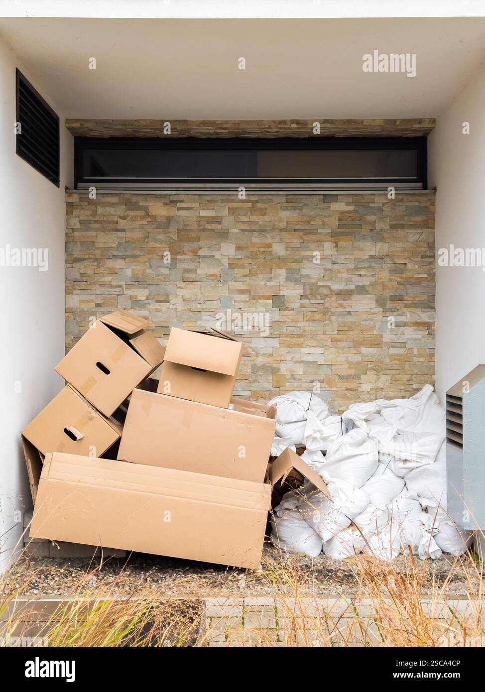 People moving bags and boxes hi-res stock photography and images - Alamy
