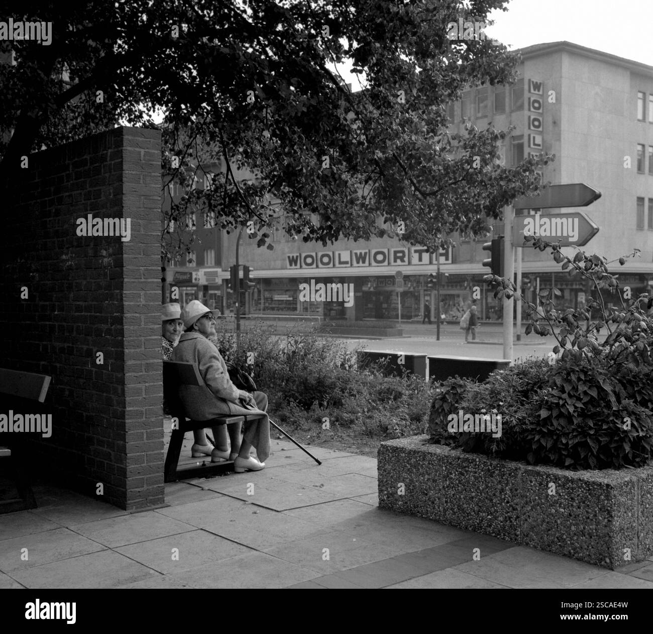 Old man sitting on a bench Black and White Stock Photos & Images - Alamy