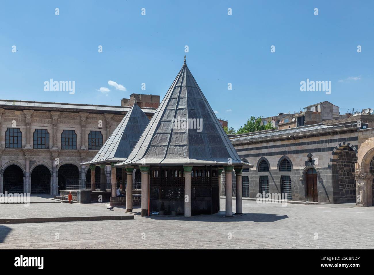 diyarbakir-ulu-mosque-located-in-turkey-is-a-historical-monument