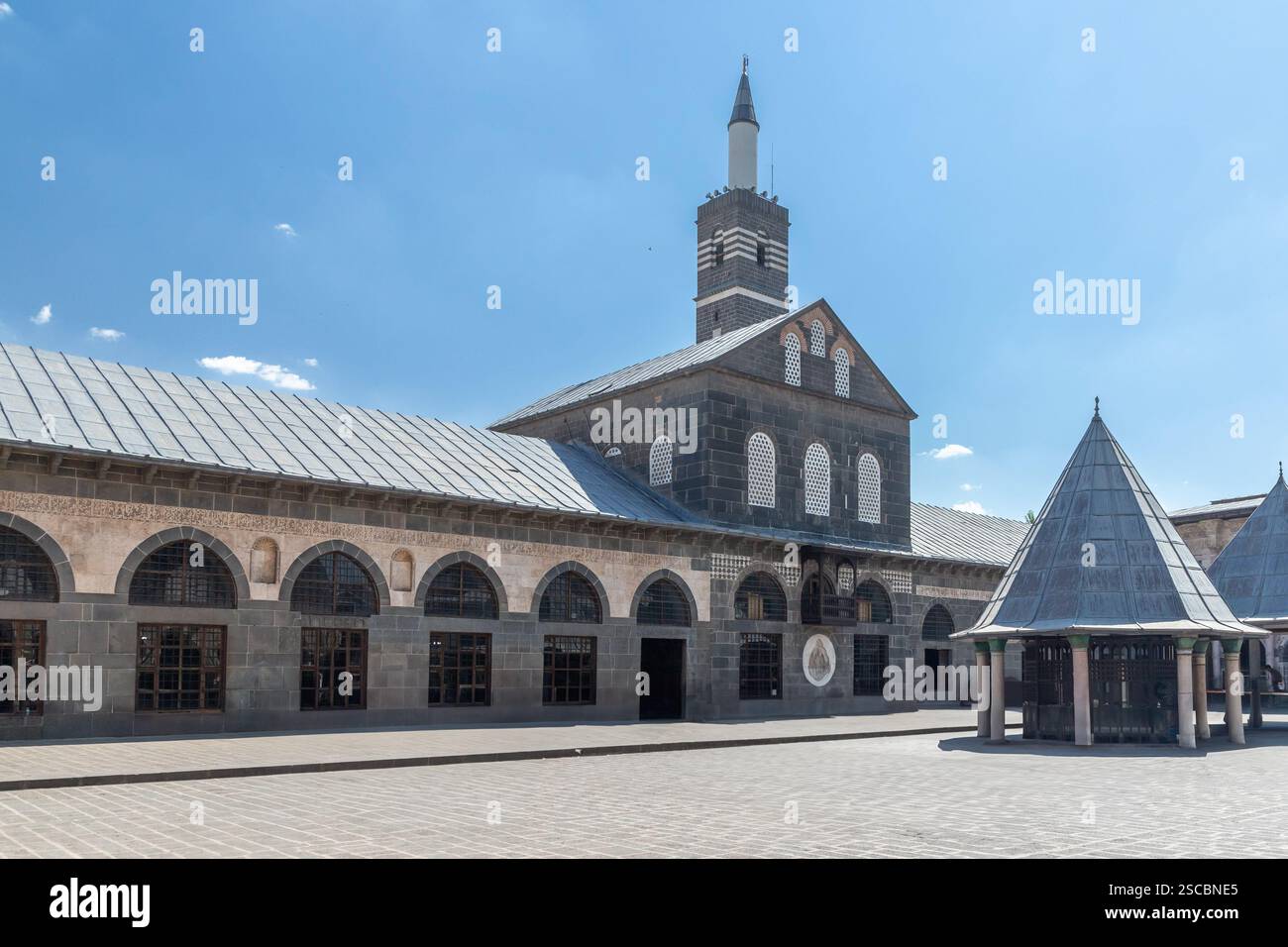 diyarbakir-ulu-mosque-located-in-turkey-is-a-historical-monument