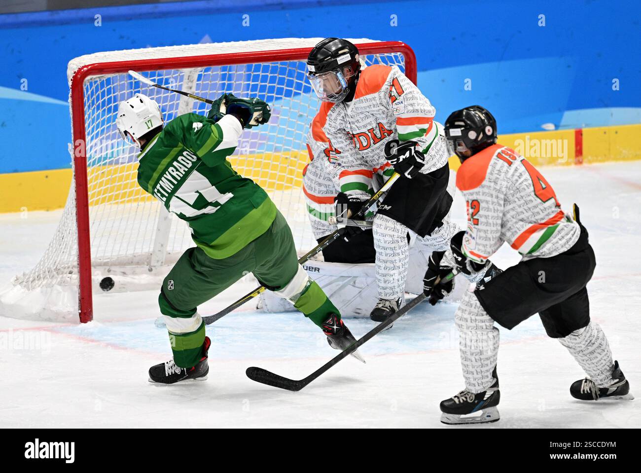 (250206) -- HARBIN, Feb. 6, 2025 (Xinhua) -- Begench Dovletmyradov (L