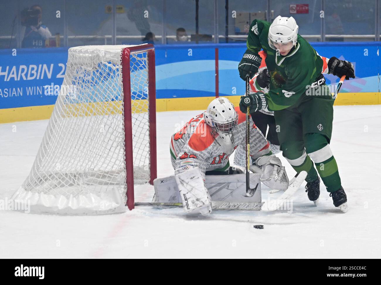 (250206) -- HARBIN, Feb. 6, 2025 (Xinhua) -- Ovezguly Esenov (R) of