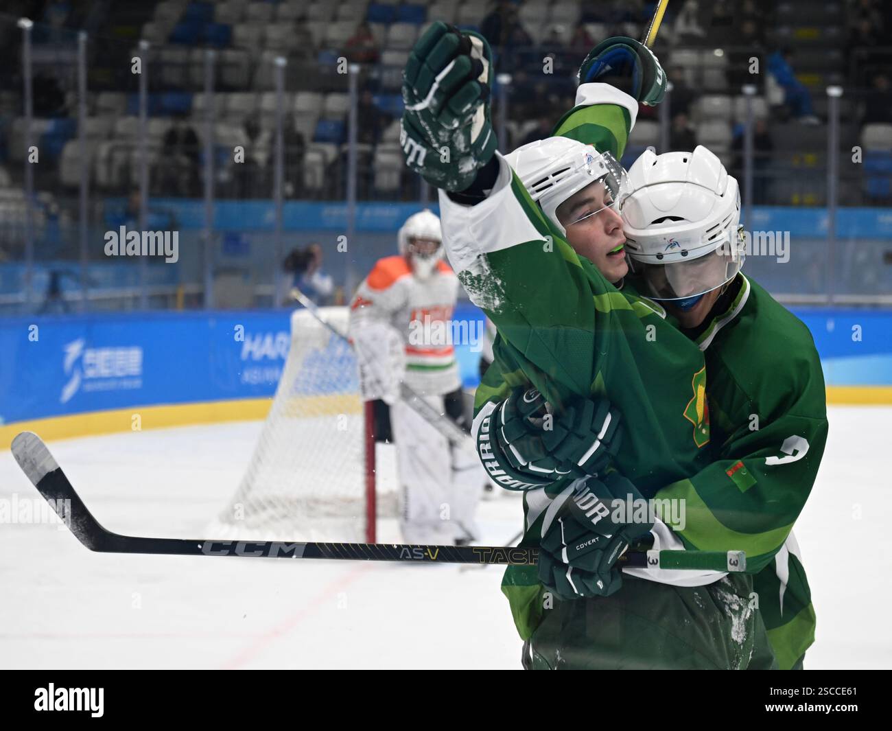 (250206) -- HARBIN, Feb. 6, 2025 (Xinhua) -- Nazar Orazov (L) of
