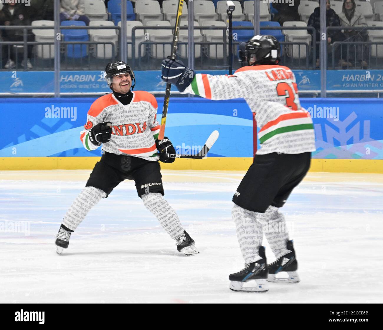 (250206) -- HARBIN, Feb. 6, 2025 (Xinhua) -- Stanzin Angchok (L) of