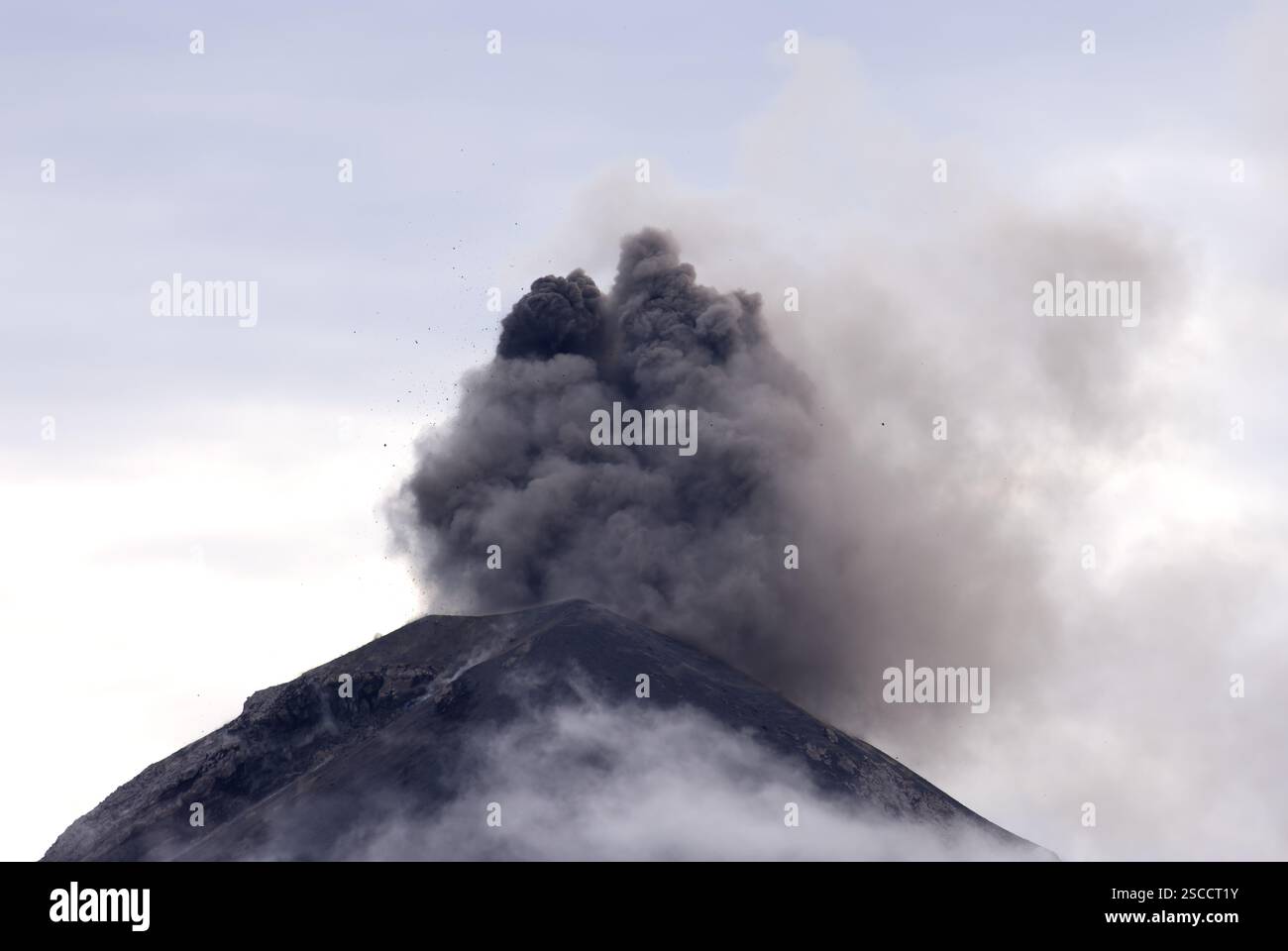 Explosive eruption of Fuego volcano, Guatemala Stock Photo - Alamy