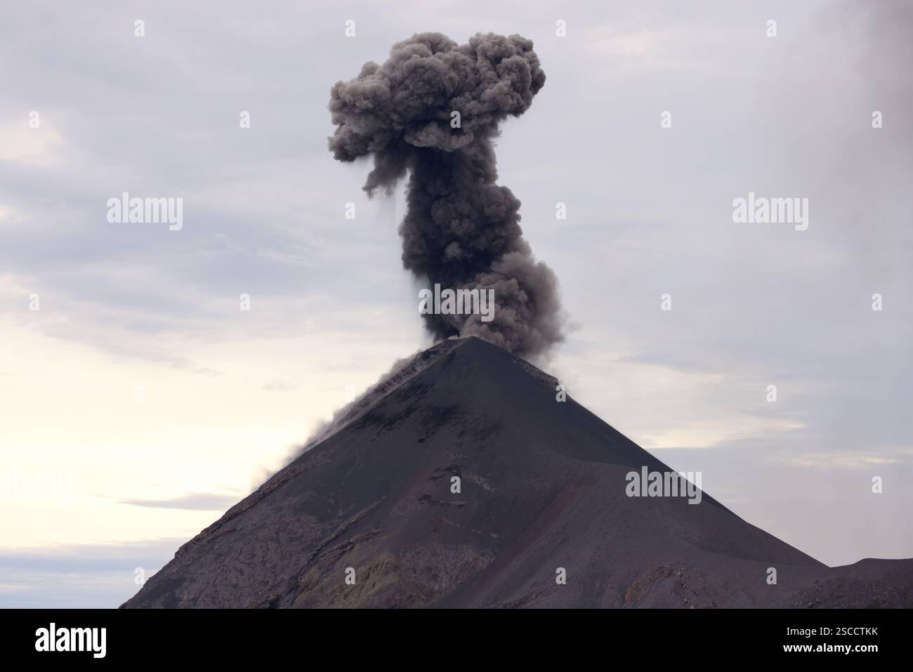 Explosive eruption of Fuego volcano, Guatemala Stock Photo - Alamy